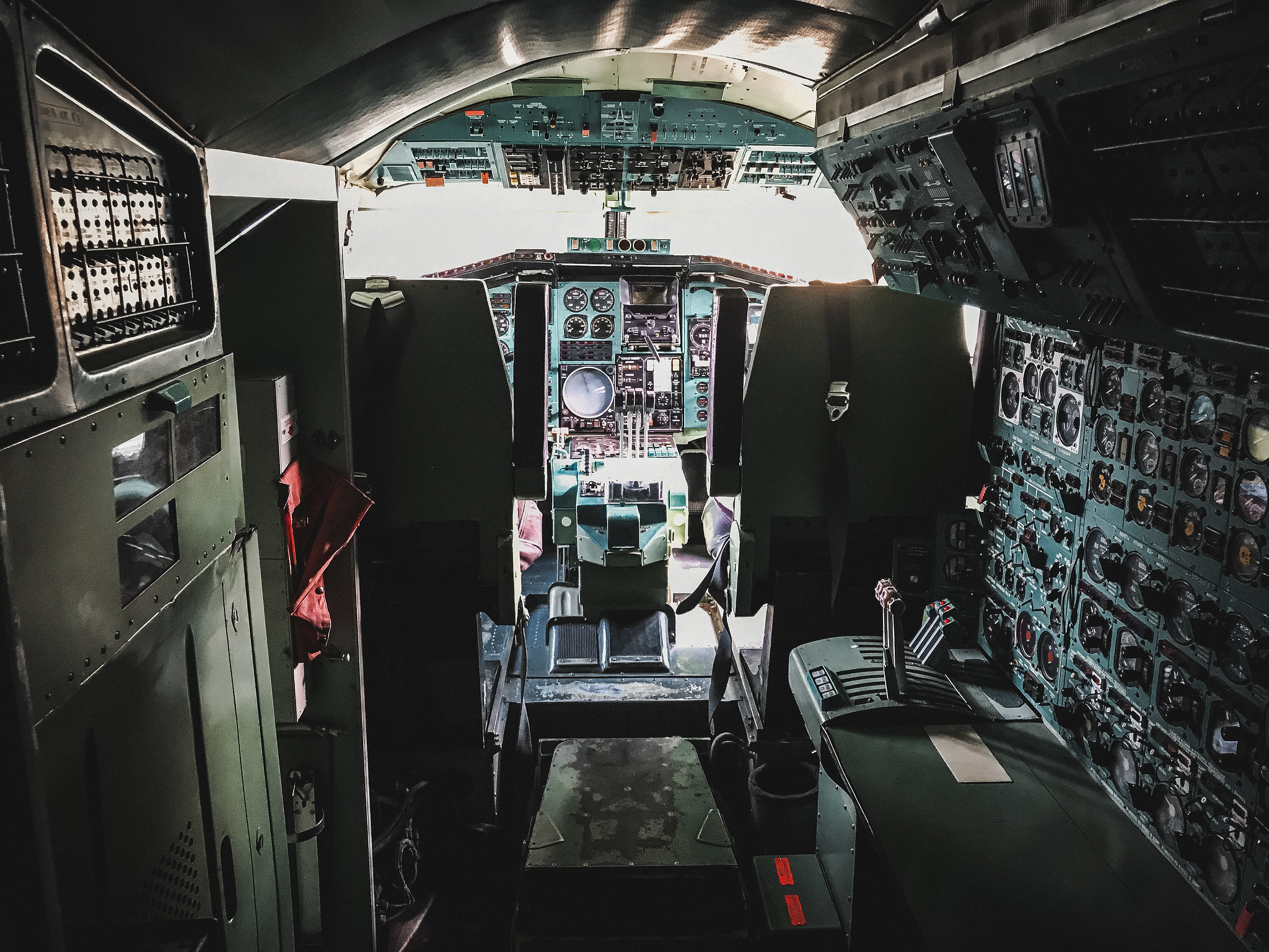 Места двух пилотов и борт-инженера Ту-144