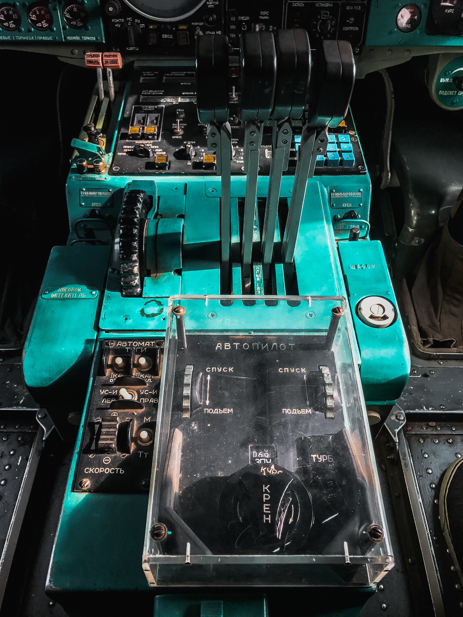 Автопилот у Ту-144 был самый современный - самолет мог выполнить весь полет в полностью автоматическом режиме