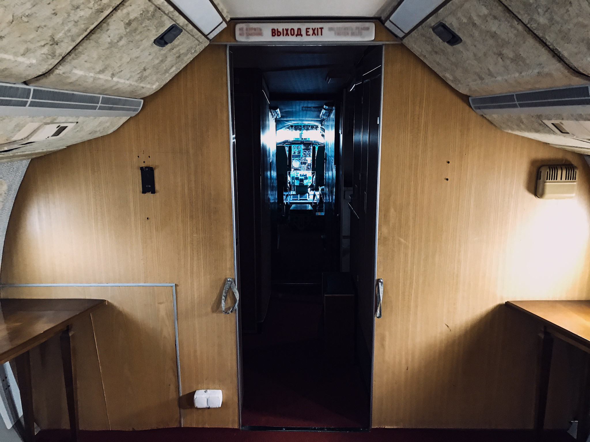 Проход в кабину пилотов Ту-144