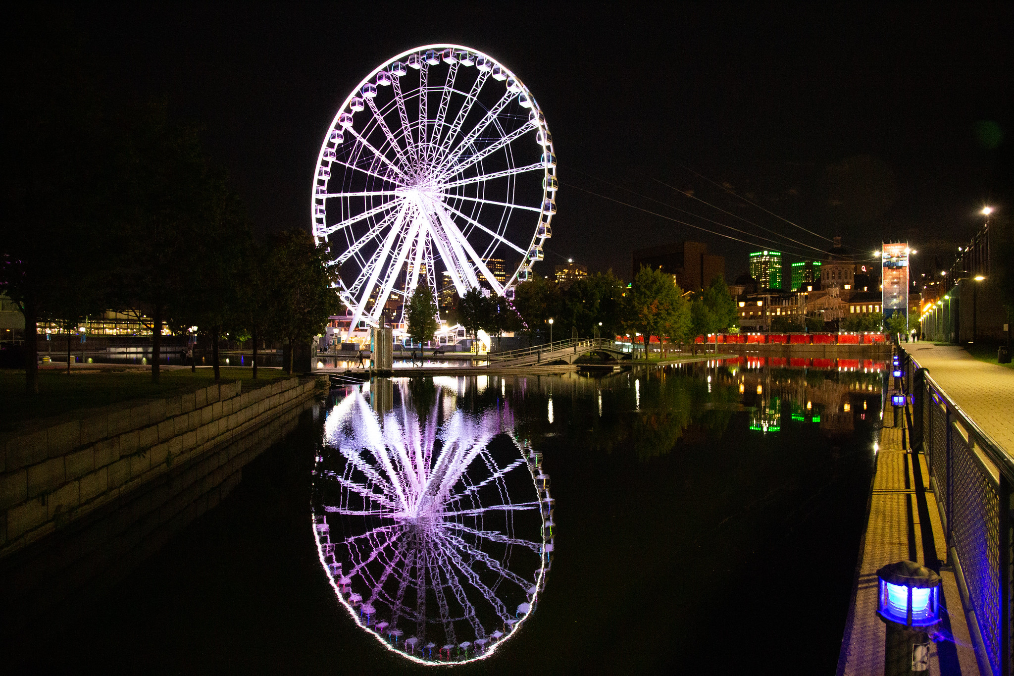 Montreal ferris wheel at night